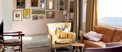 Smart TV, streaming services, stereo