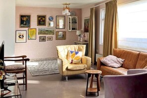 Smart TV, streaming services, stereo