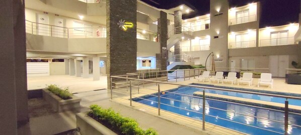 Outdoor pool, open 8:00 AM to 10:00 PM, pool umbrellas - Asterisco Apart (Colon)