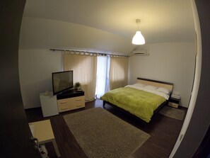1 bedroom, iron/ironing board, WiFi, bed sheets - Double room with balcony and bathroom (Eforie Nord)