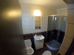 Een douche, een haardroger, handdoeken
