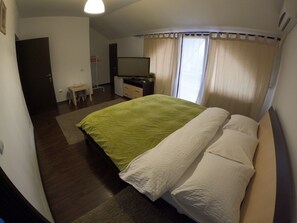 1 slaapkamer, een strijkplank/strijkijzer, wifi, beddengoed