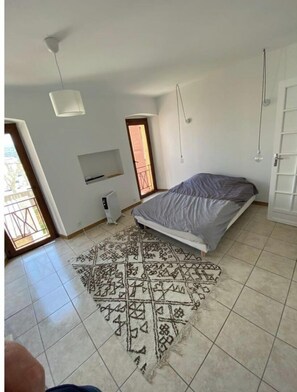 5 Schlafzimmer, Schreibtisch, Bügeleisen/Bügelbrett, Bettwäsche