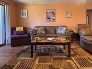 Téléviseur connecté, foyer, livres, écran d’ordinateur