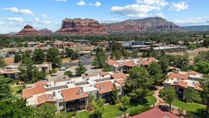 Un quartier résidentiel avec des maisons, des rues et, au loin, une chaîne de montagnes.