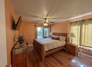 3 bedrooms, desk, iron/ironing board, free WiFi