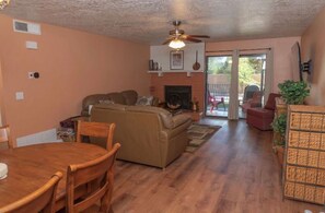 Smart-TV, Kamin, Bücher, Computerbildschirme