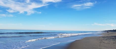 靠近海滩、沙滩椅、沙滩毛巾