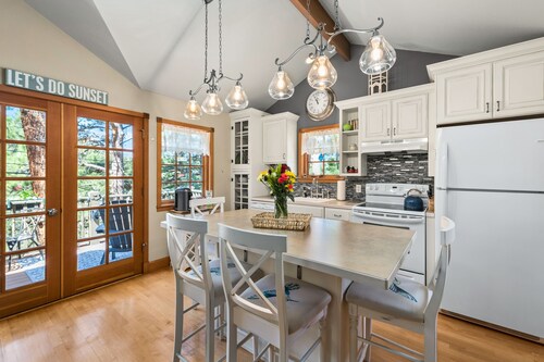 Cozy cabin with Hot tub Fireplace Fire pit Full kitchen Close to town and RMNP.