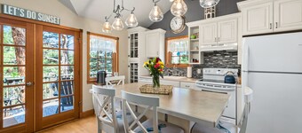 Cozy cabin with Hot tub Fireplace Fire pit Full kitchen Close to town and RMNP.