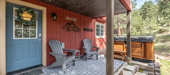 Cozy cabin with Hot tub Fireplace Fire pit Full kitchen Close to town and RMNP.