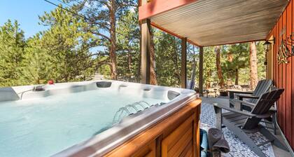 Cozy cabin with Hot tub Fireplace Fire pit Full kitchen Close to town and RMNP.