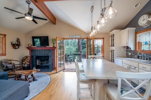 Interior - Cozy cabin with Hot tub Fireplace Fire pit Full kitchen Close to town and RMNP. (Estes Park)