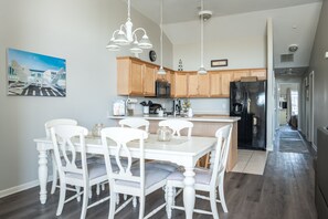 Dining - SPACIOUS 3 bed/2 bath condo, free parking, only 2.5 blocks to beach! (Wildwood)