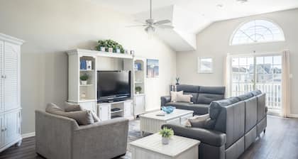 SPACIOUS 3 bed/2 bath condo, free parking, only 2.5 blocks to beach!