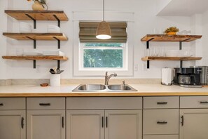 ثلاجة، ميكروويف، ماكينة لصنع القهوة/الشاي، محمصة خبز