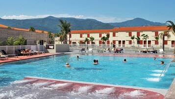 Een buitenzwembad en een verwarmd zwembad