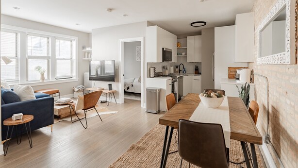 Un appartement moderne comprenant un salon, un coin repas et une cuisine.