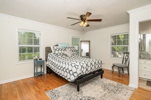 4 bedrooms, desk, iron/ironing board, free WiFi