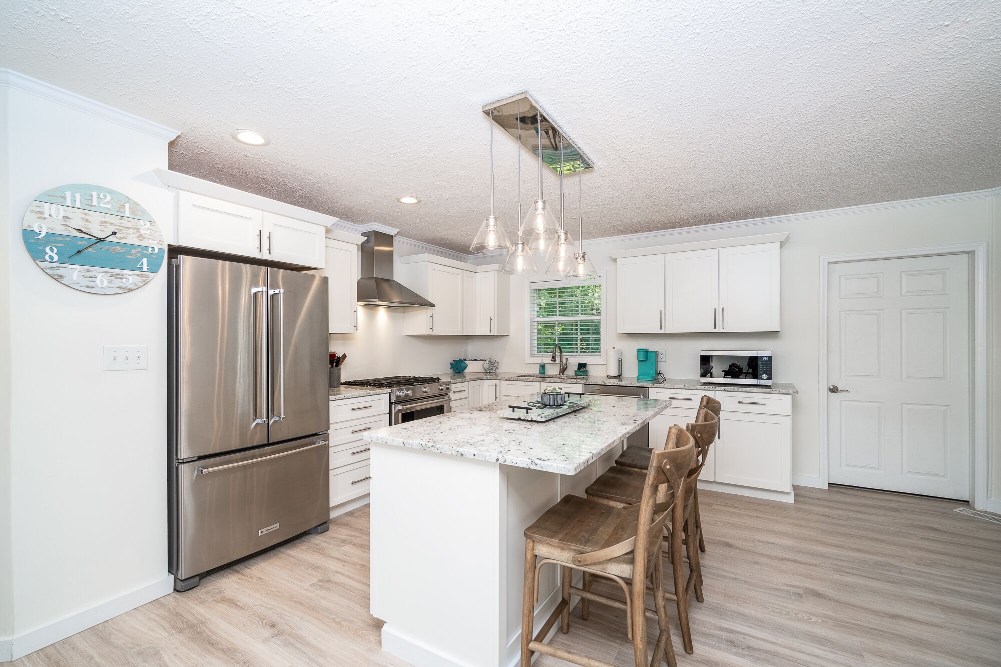 Réfrigérateur, four à micro-ondes, un four, surface de cuisson