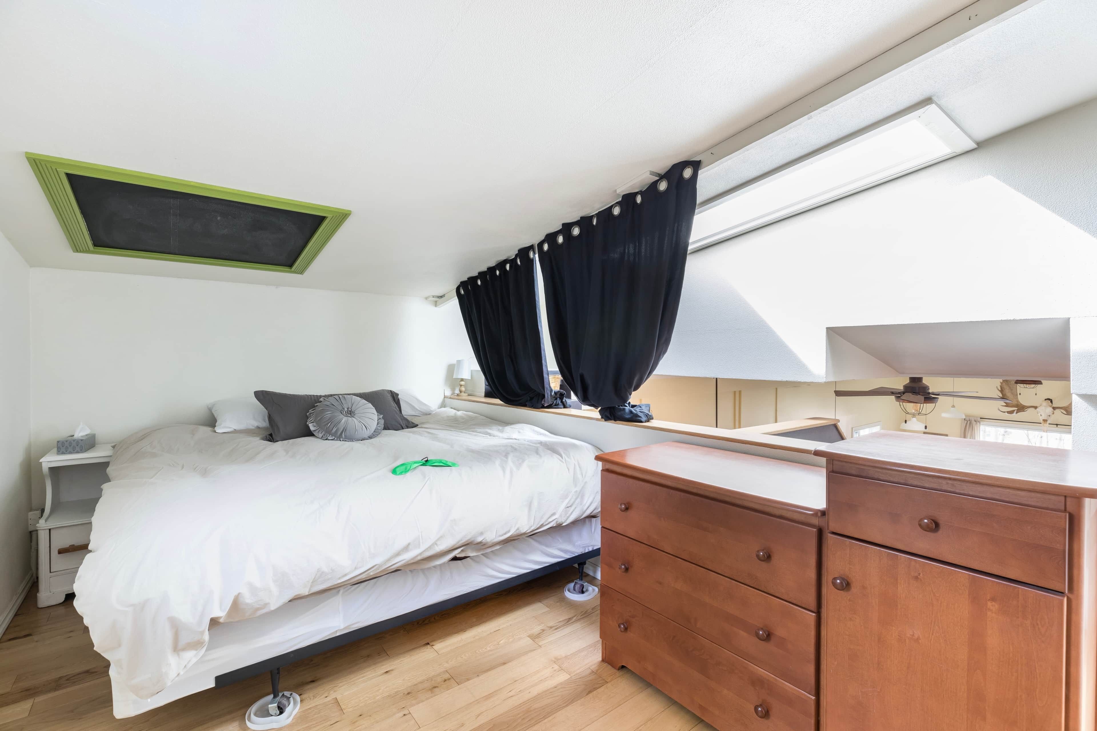 5 bedrooms, iron/ironing board, WiFi, bed sheets