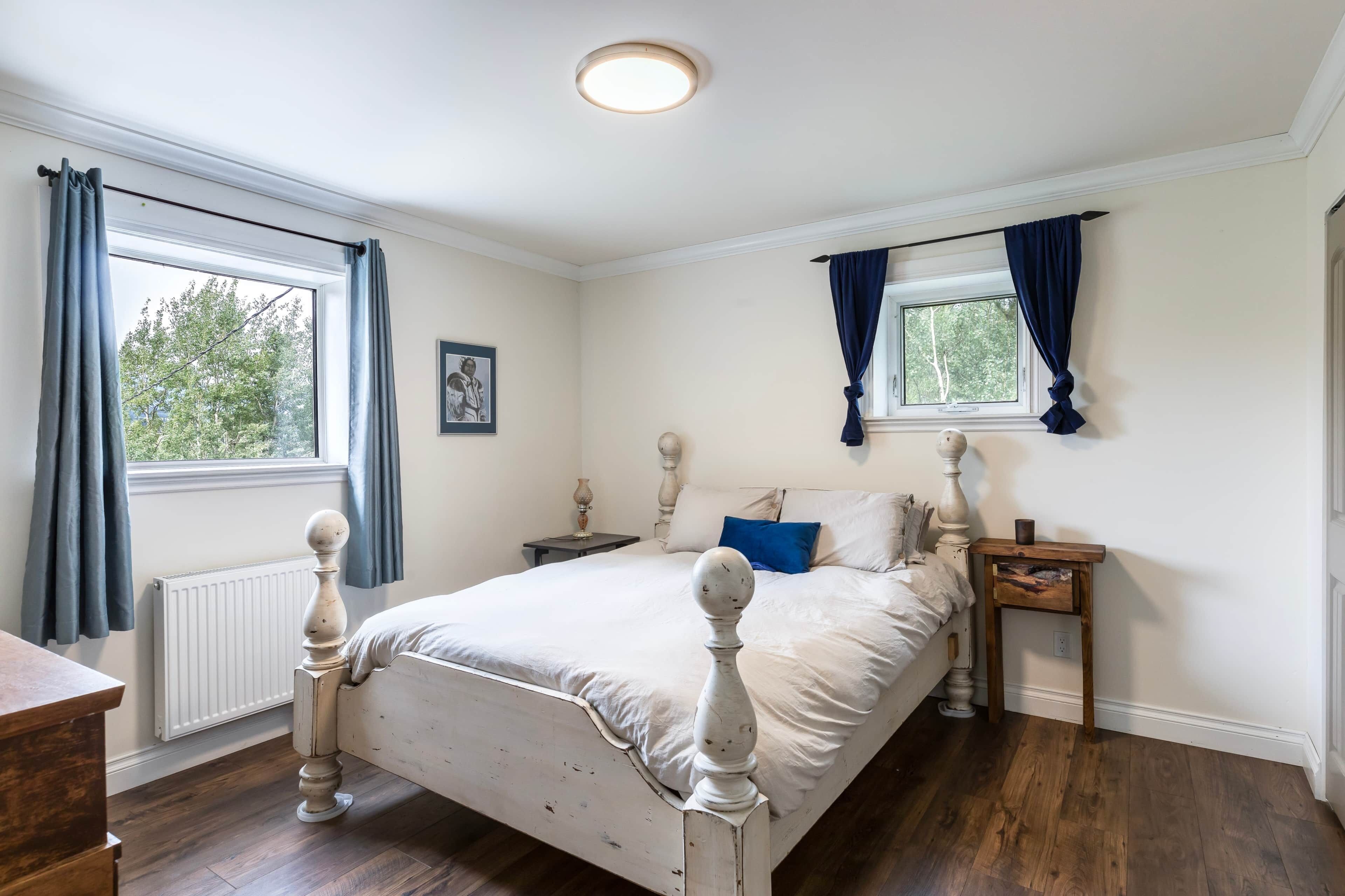 5 bedrooms, iron/ironing board, WiFi, bed sheets