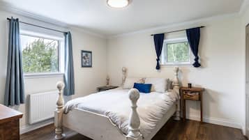 5 bedrooms, iron/ironing board, WiFi, bed sheets