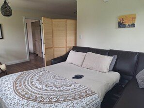 5 bedrooms, iron/ironing board, WiFi, bed sheets