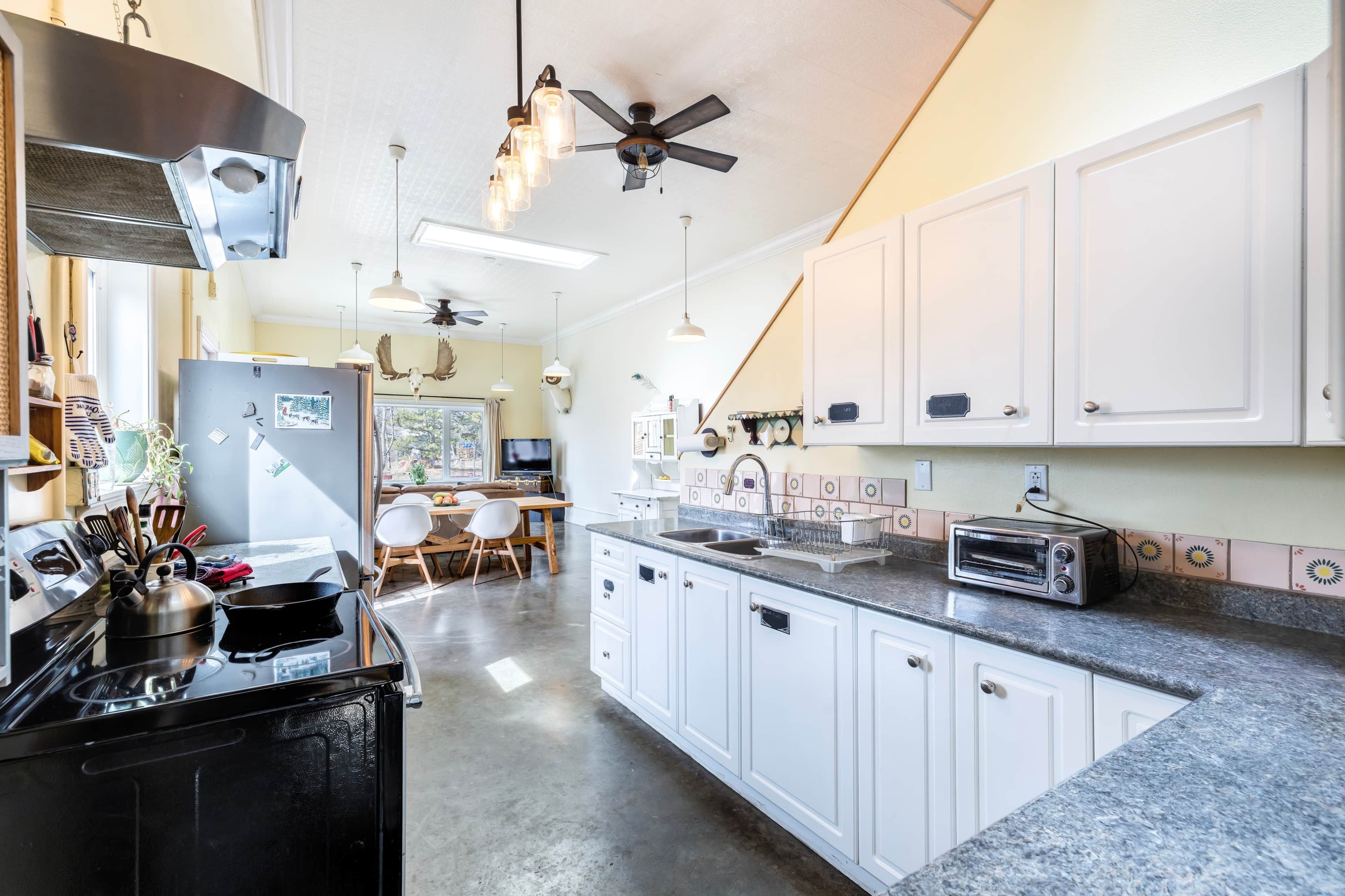 冷蔵庫、電子レンジ、オーブン、コンロ