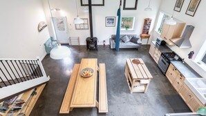 Een moderne keuken met een fornuis, oven en houten kastjes.