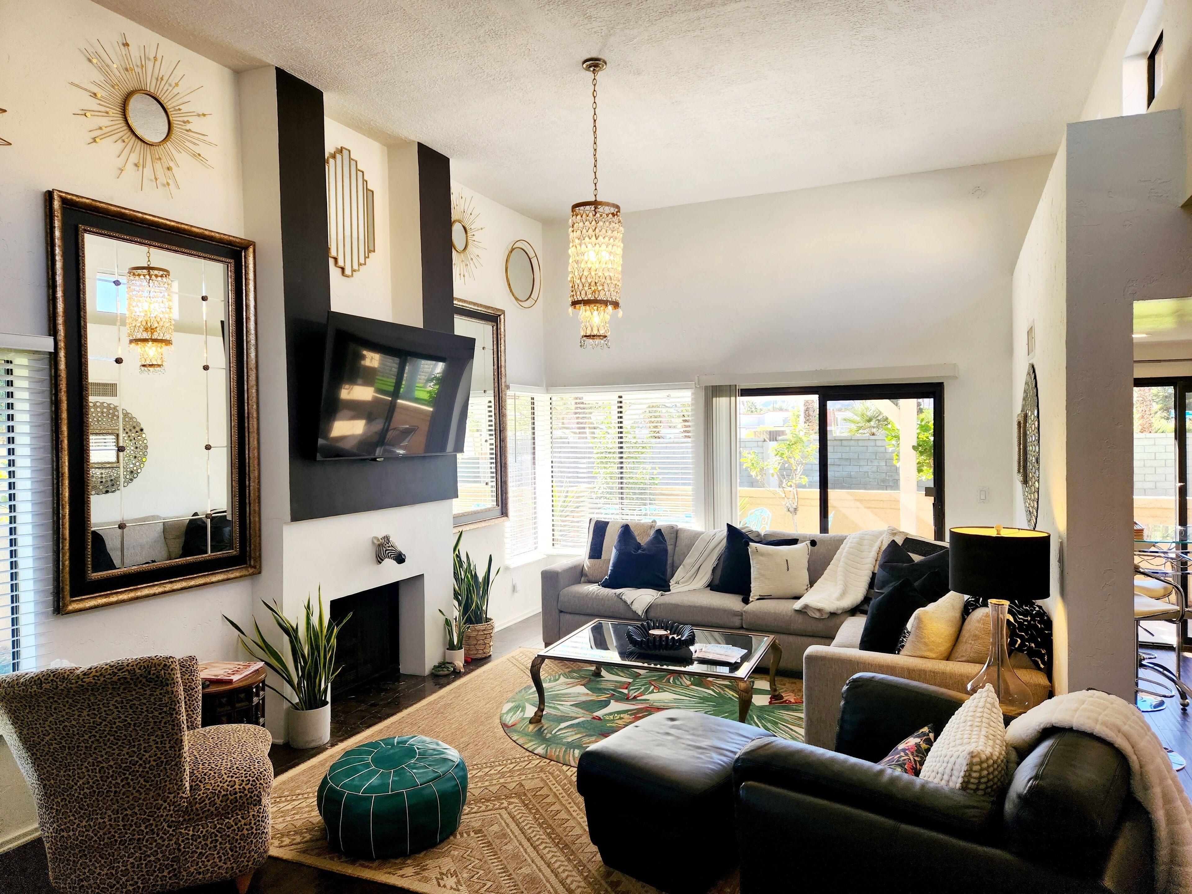 Smart-TV, peis, DVD-spiller og bøker