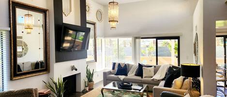 Smart-tv, een open haard, een dvd-speler en boeken