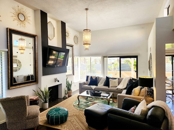 Smart TV, chimenea, reproductor de DVD y libros