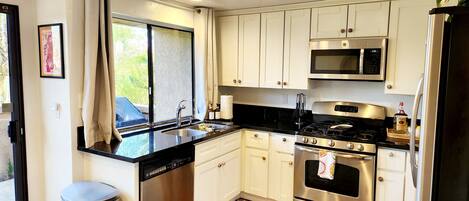 ثلاجة، ميكروويف، فرن، موقد طهي مسطح