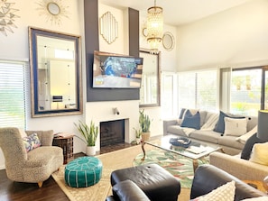 Smart TV, chimenea, reproductor de DVD y libros