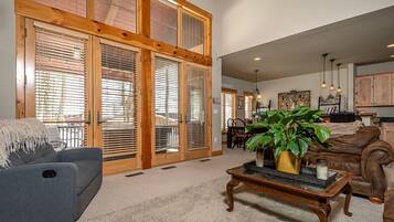 Rumah, Beberapa Tempat Tidur, hot tub | Ruang keluarga | TV, perapian, dan meja tenis meja