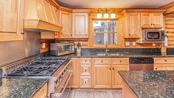 Rumah, Beberapa Tempat Tidur, perapian, pemandangan sungai | Dapur pribadi | Lemari es, microwave, oven, dan kompor