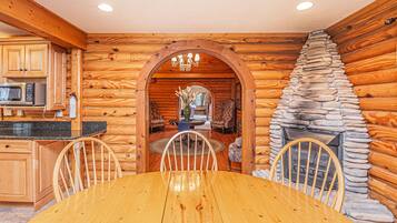 Rumah, Beberapa Tempat Tidur, perapian, pemandangan sungai | Dapur pribadi | Lemari es, microwave, oven, dan kompor