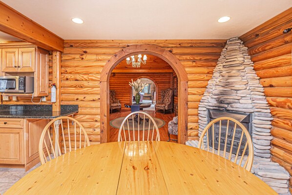 Rumah, Beberapa Tempat Tidur, perapian, pemandangan sungai | Dapur pribadi | Lemari es, microwave, oven, dan kompor