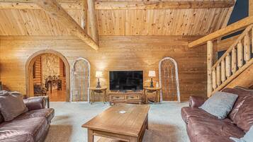 Rumah, Beberapa Tempat Tidur, perapian, pemandangan sungai | Ruang keluarga | TV dan perapian