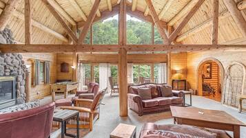Rumah, Beberapa Tempat Tidur, perapian, pemandangan sungai | Ruang keluarga | TV dan perapian