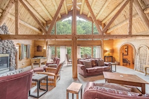 Rumah, Beberapa Tempat Tidur, perapian, pemandangan sungai | Ruang keluarga | TV dan perapian