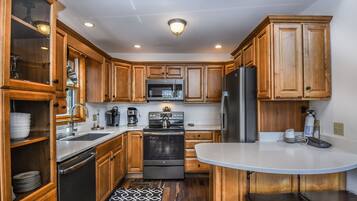 Hus - flere senge - boblebad | Privat køkken | Køleskab, mikrobølgeovn, ovn, kogeplade