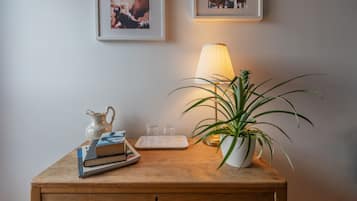 1 habitación, ropa de cama hipoalergénica y escritorio