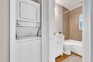 Badewanne, Haartrockner, HandtĂŒcher, Seife