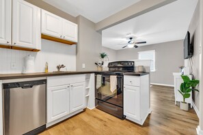 冷蔵庫、電子レンジ、オーブン、コンロ