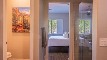 3 soverom, skrivebord, strykejern/-brett og reiseseng for barn