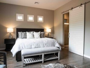 3 bedrooms, desk, iron/ironing board, travel crib