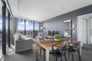 TV - Circle on Cavill – 1 Bed + Study Hinterland View (Surfers Paradise)