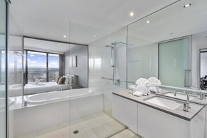 Badewanne, Haartrockner, Handtücher, Seife
